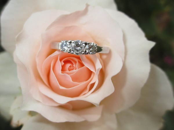 romantic-engagement-ring-symbols romantic-engagement-ring-symbols