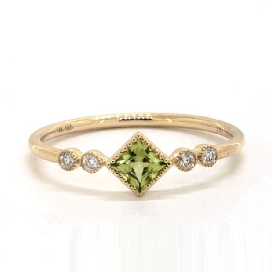 Vibrant-Peridot-Engagement-Rings-Bezel-Princess