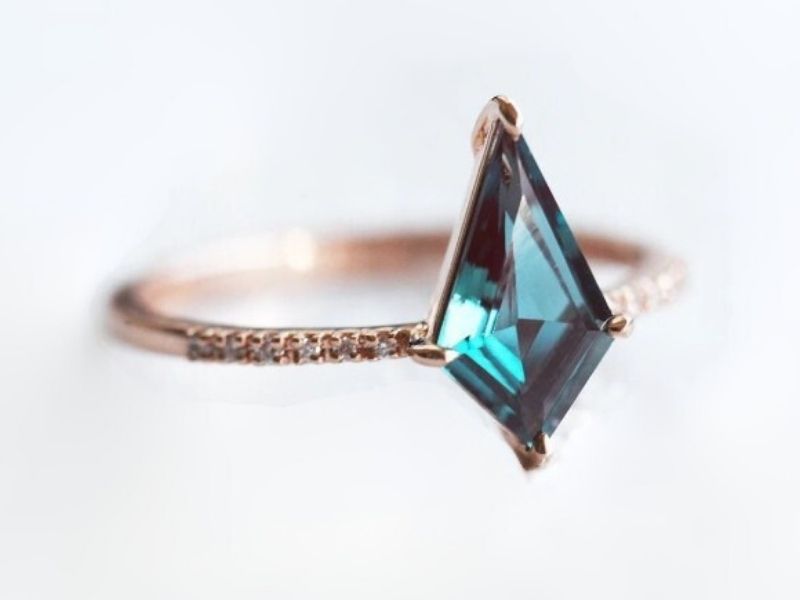 Alexandrite-Engagement-Rings-Rose-Gold-Kite